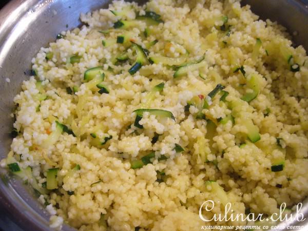 Брусочки сырно-мясные с шафрановым соусом и цукини-кускусом