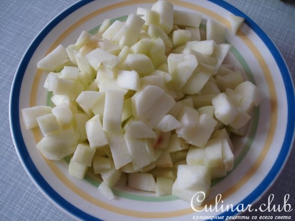 Капуста тушоная с мясом и яблоками