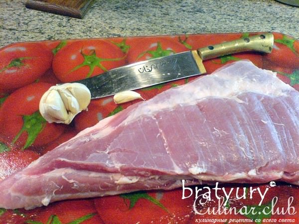 Грудинка свиная, запечённая в пакете, отдельно картофель, и всё под зелёным соусом