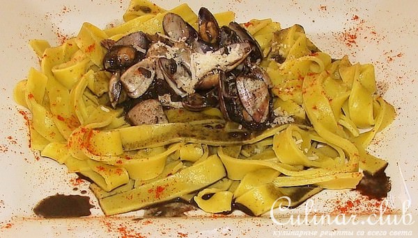 паста с морскими ракушками ( berberechos) и чернилами кальмара