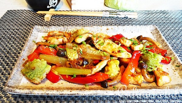 Курица стир-фрай с овощами.