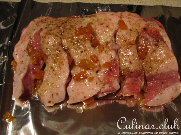 свиная корейка запеченая с травами и курагой