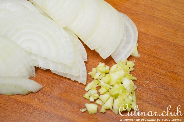 Рисовое соте с овощами, с салатом из запеченной рыбы.