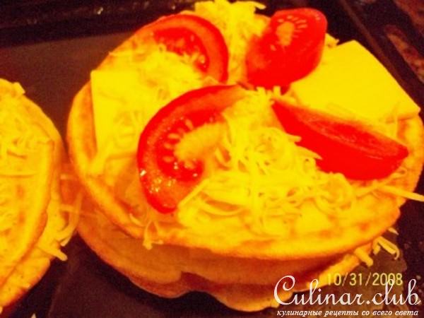 Блинчики с сыром и помидорами