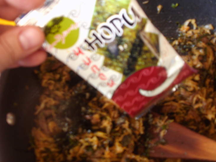 Солянка по-китайски с маринованной говядиной и шпинатом.