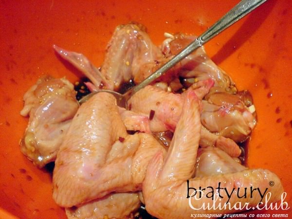 Куриные крылышки маринованные, запечённые с кунжутом