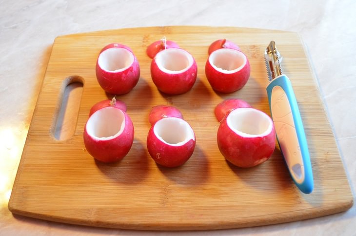 Редис фаршированный семгой и творогом.