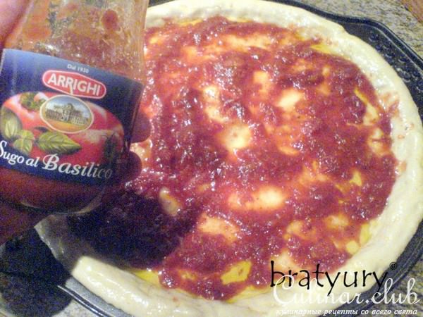 Пицца с грибами, беконом и свежим луком