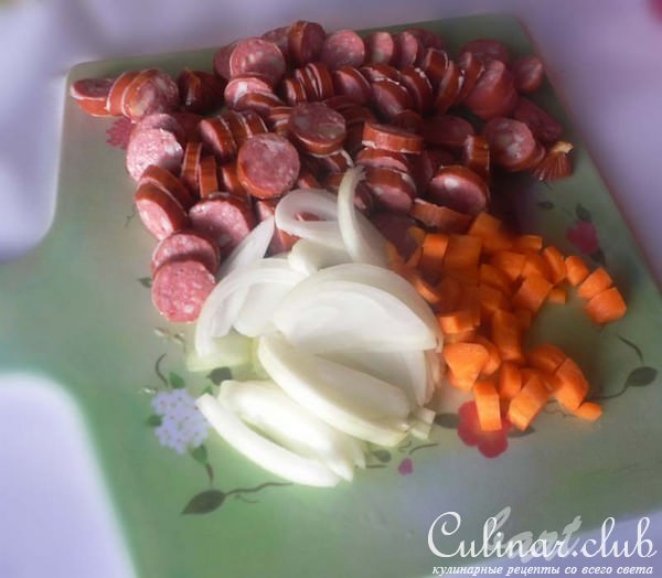Ругай из пряных колбасок.