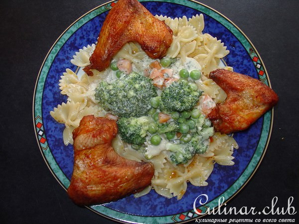 Крылышки с бантиками и овощами в сметанном соусе.