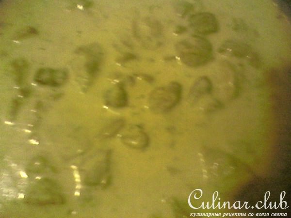 Сырно-молочный соус с грибами и мясом
