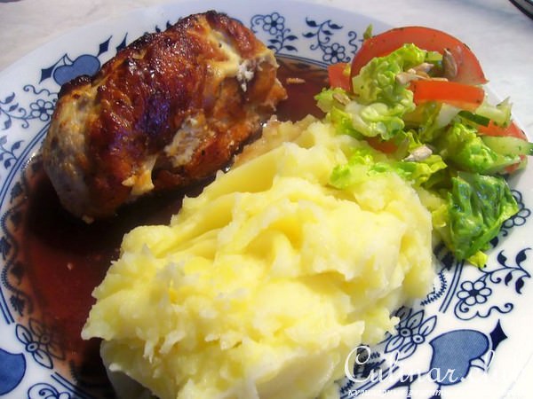 Куринные рулетики с сыром и зеленью под винным соусом