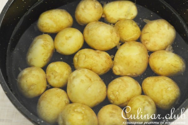 Молодой картофель с салом, чесноком и укропом.