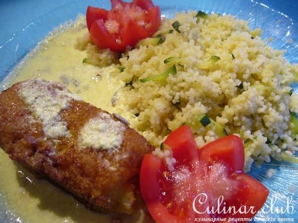 Брусочки сырно-мясные с шафрановым соусом и цукини-кускусом