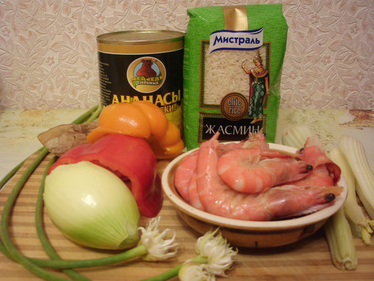 Рис с креветками и ананасом.