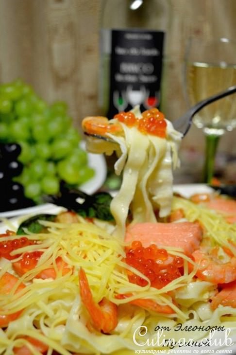 Фетучини с креветками и красной рыбой.