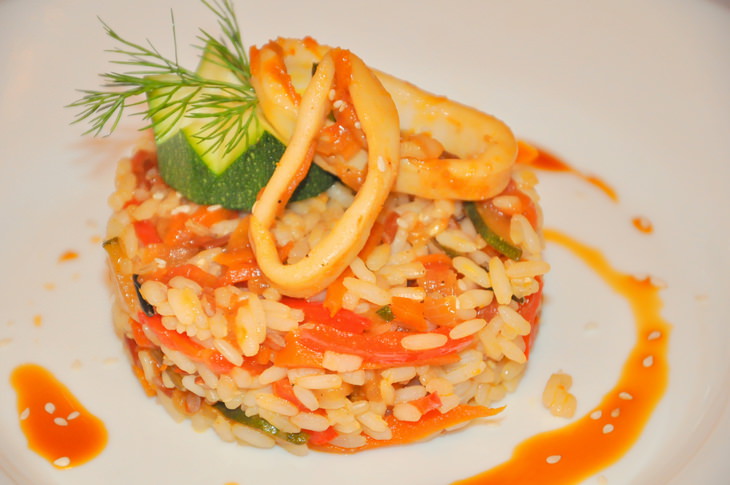 4 риса с кальмарами и овощами