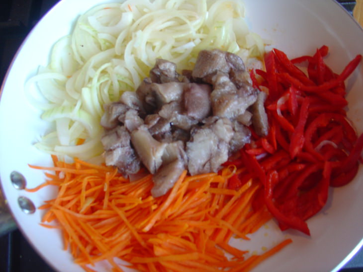 Салат по - тайски с креветками, рисом, овощами и ананасом.