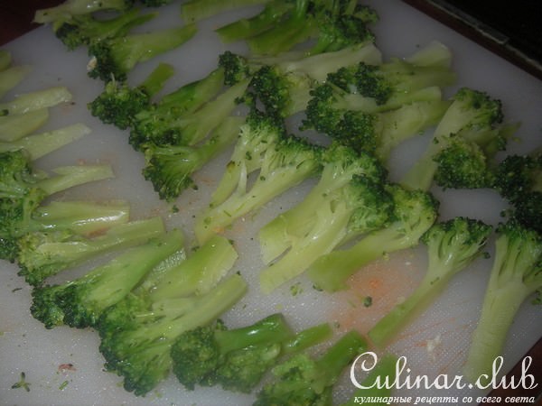 Жареный рис с креветками, овощами и омлетом