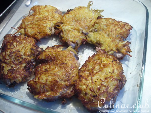 Шницель с картофельной корочкой и сметанно-ароматным соусом