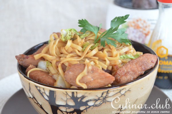 Яичная лапша со свининой и пекинской капустой