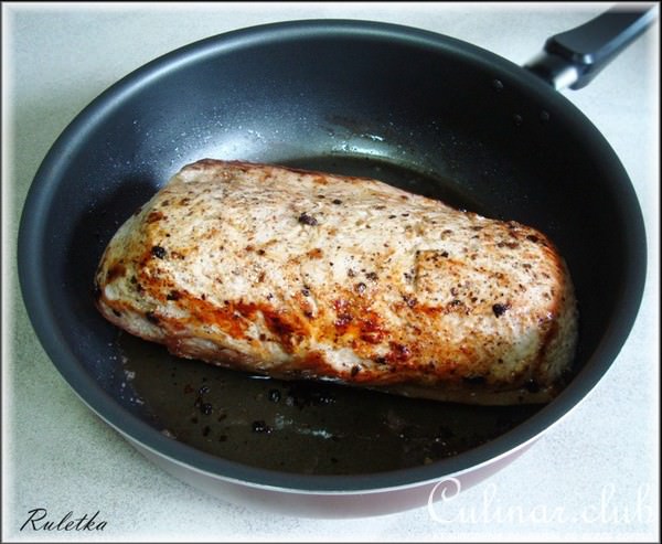 Салат из сельдерея, яблок и фенхеля с запечённой свиной корейкой и можжевельником. 