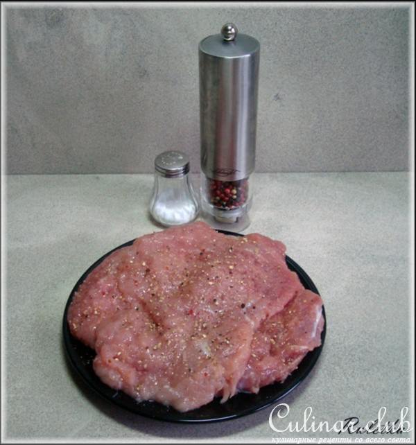 Мясные рулетики на шпажках с корнишонами и творожно-паштетной начинкой.
