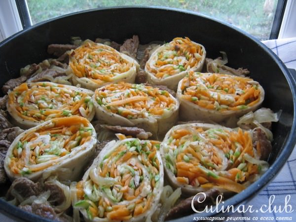Мясо тушёное с овощными рулетами.