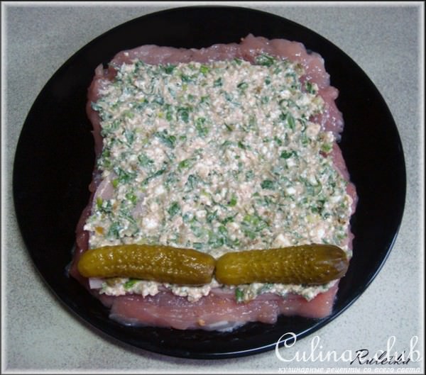 Мясные рулетики на шпажках с корнишонами и творожно-паштетной начинкой.