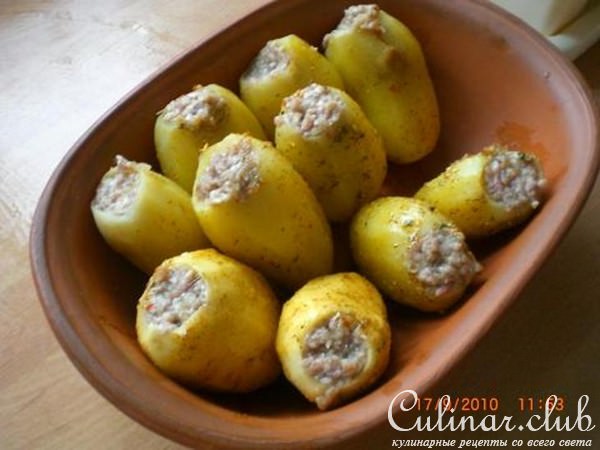 Картофель фаршированый мясом в сметанной подливке.(вариант)