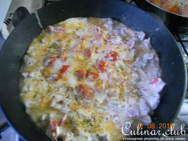 Филе кролика, запеченное в сметанно-сырном соусе с помидорами и грецким орехом