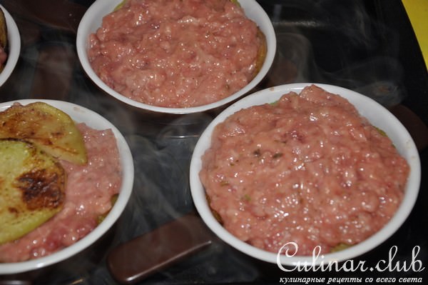 Шарлотка мясная с баклажанами