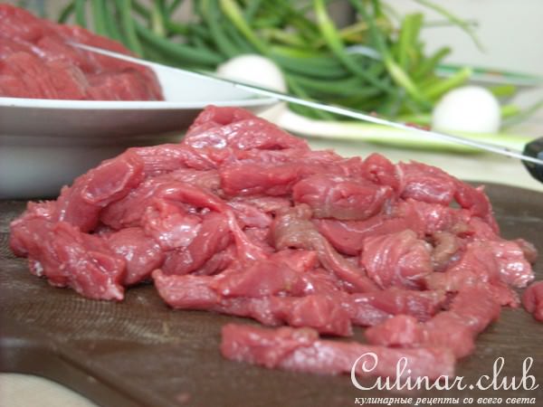 Маныльчё(о)нг секоги покым (поккум) - Чесночные стрелки, жаренные с говядиной