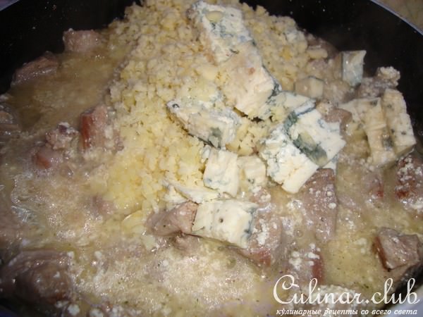 Мясо гуся в соусе 3 сыра