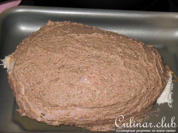 Окорок, фаршированный яблоками, с яблочной горчицей.