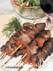 Баранина пряная с курагой на шпажках