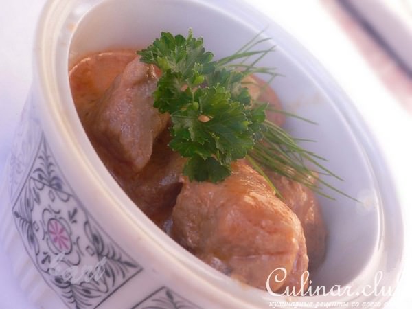 Мясо жареное с лесными грибами в томатно-сливочном креме