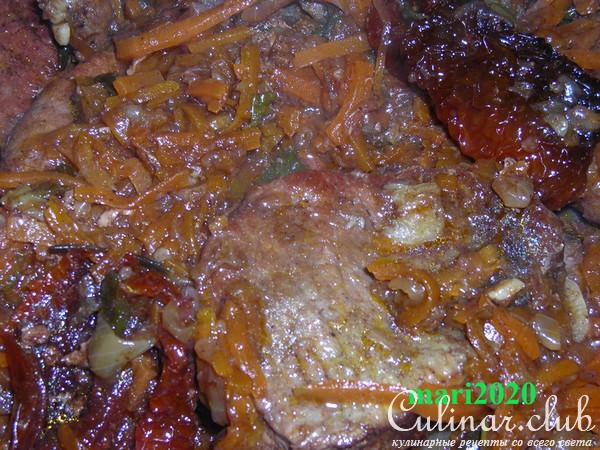 МЯСНЫЕ МЕДАЛЬОНЫ НА МОРКОВНО-ЛУКОВОЙ ПОДУШКЕ