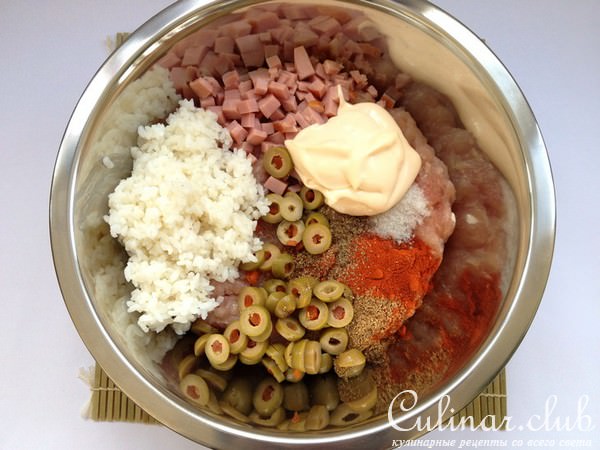 Куриные колбаски с ветчиной, оливками и рисом со свекольным релишем