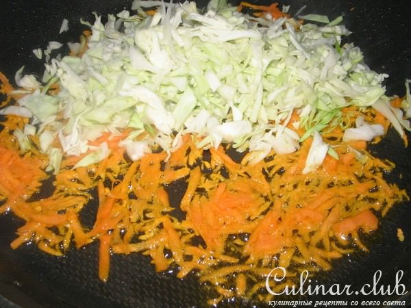Рис с курицей и капустой в горшочке.