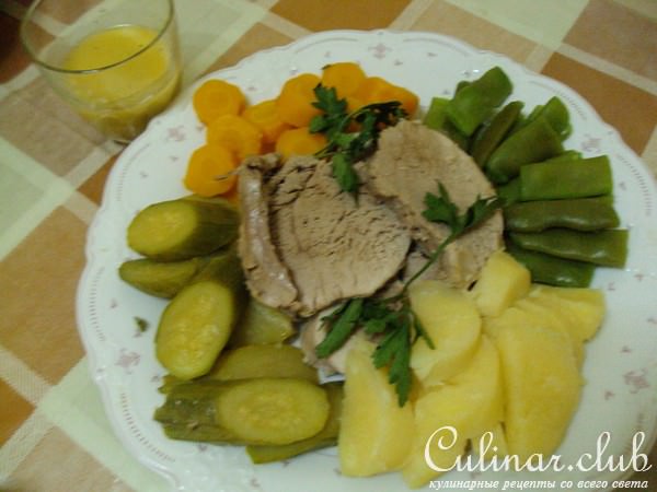 Отварное мясо с овощами