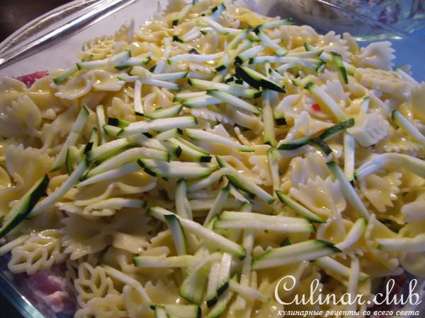 Мясо, запеченное под макронно-овощным гарниром, быстро и без особых хлопот