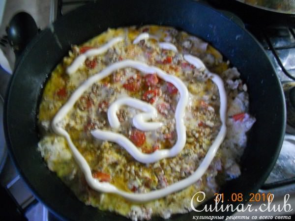 Филе кролика, запеченное в сметанно-сырном соусе с помидорами и грецким орехом