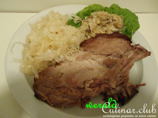 Свинина запеченная с грибным соусом