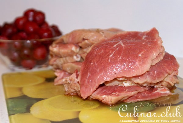 Мясные рулетики с вишней, бальзамом и корицей