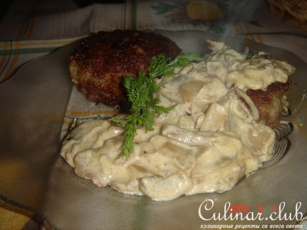 Картофельно-мясные котлеты с нежным грибным соусом.