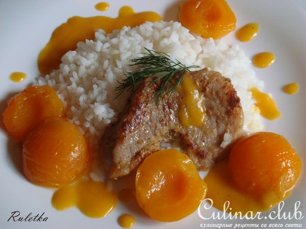 Мясо с абрикосами под медово-апельсиновым соусом