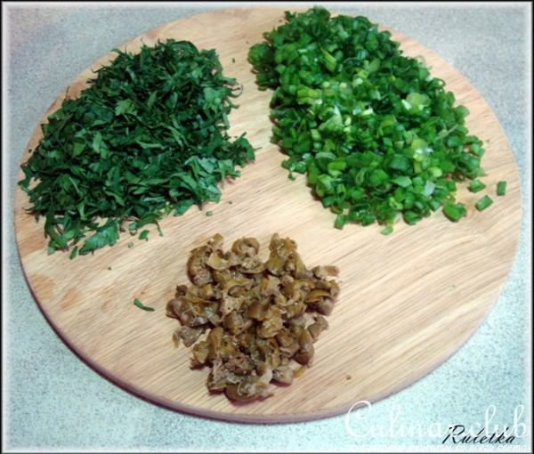 Мясные рулетики на шпажках с корнишонами и творожно-паштетной начинкой.