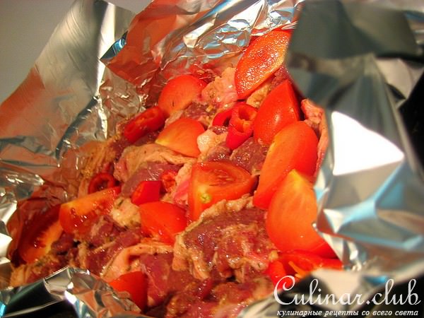 Баранина в медовом маринаде с томатами и перцем.