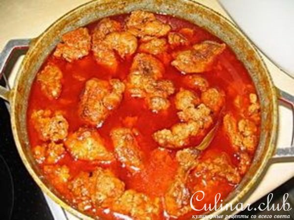 МЯСО РАЗБИТНОЕ, тушённое в кислосладком томатном соусе.
